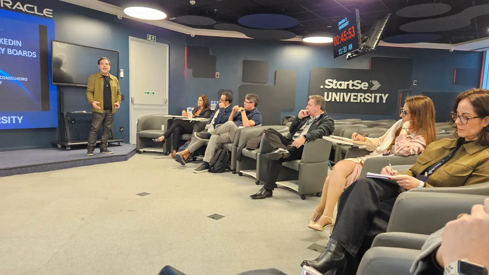 Prof Calixto apresentando sobre autoridade digital no LinkedIn na StartSe University