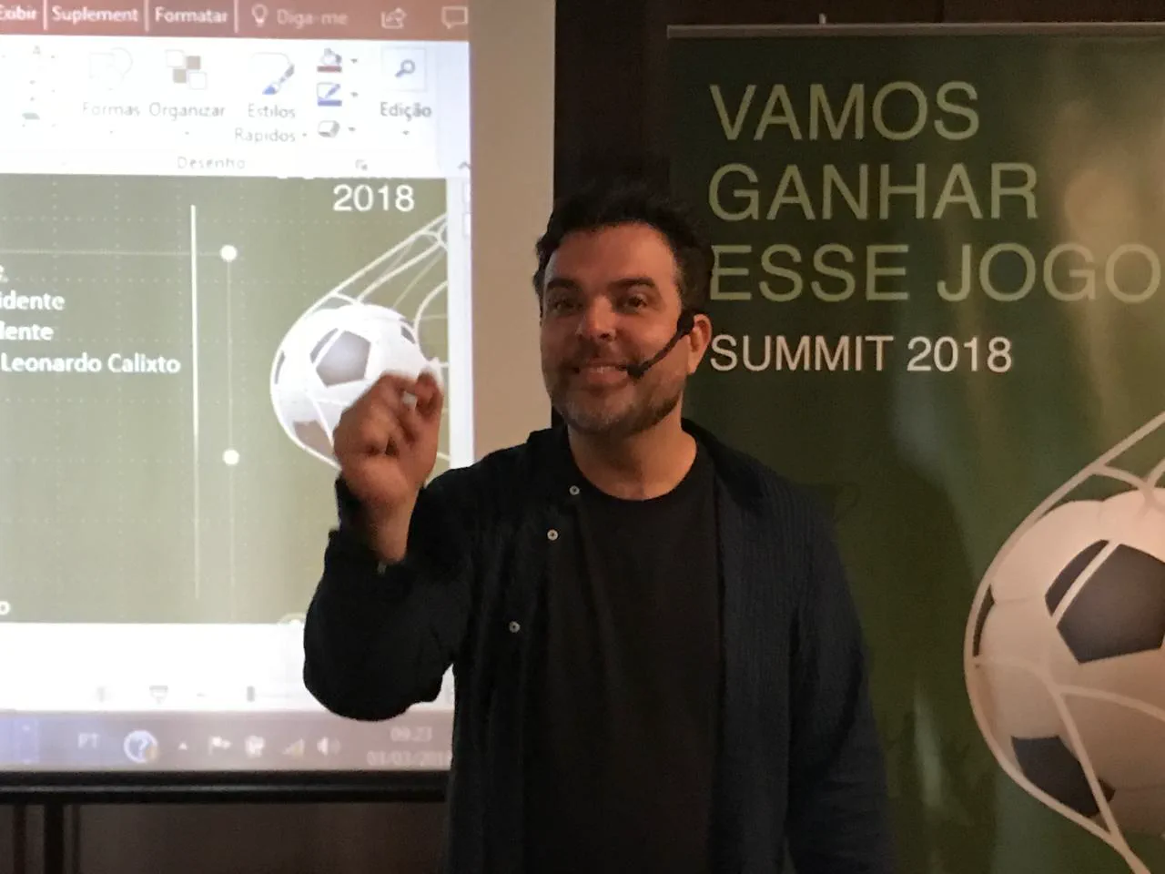 Prof Calixto no palco durante uma apresentação sobre autoridade digital no LinkedIn