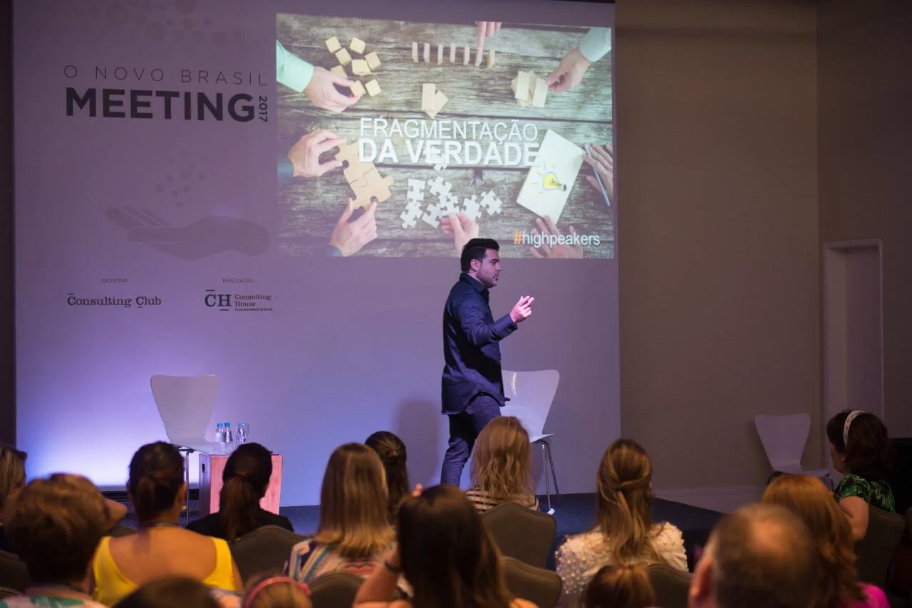 Executivos acompanhando uma apresentação na StartSe University