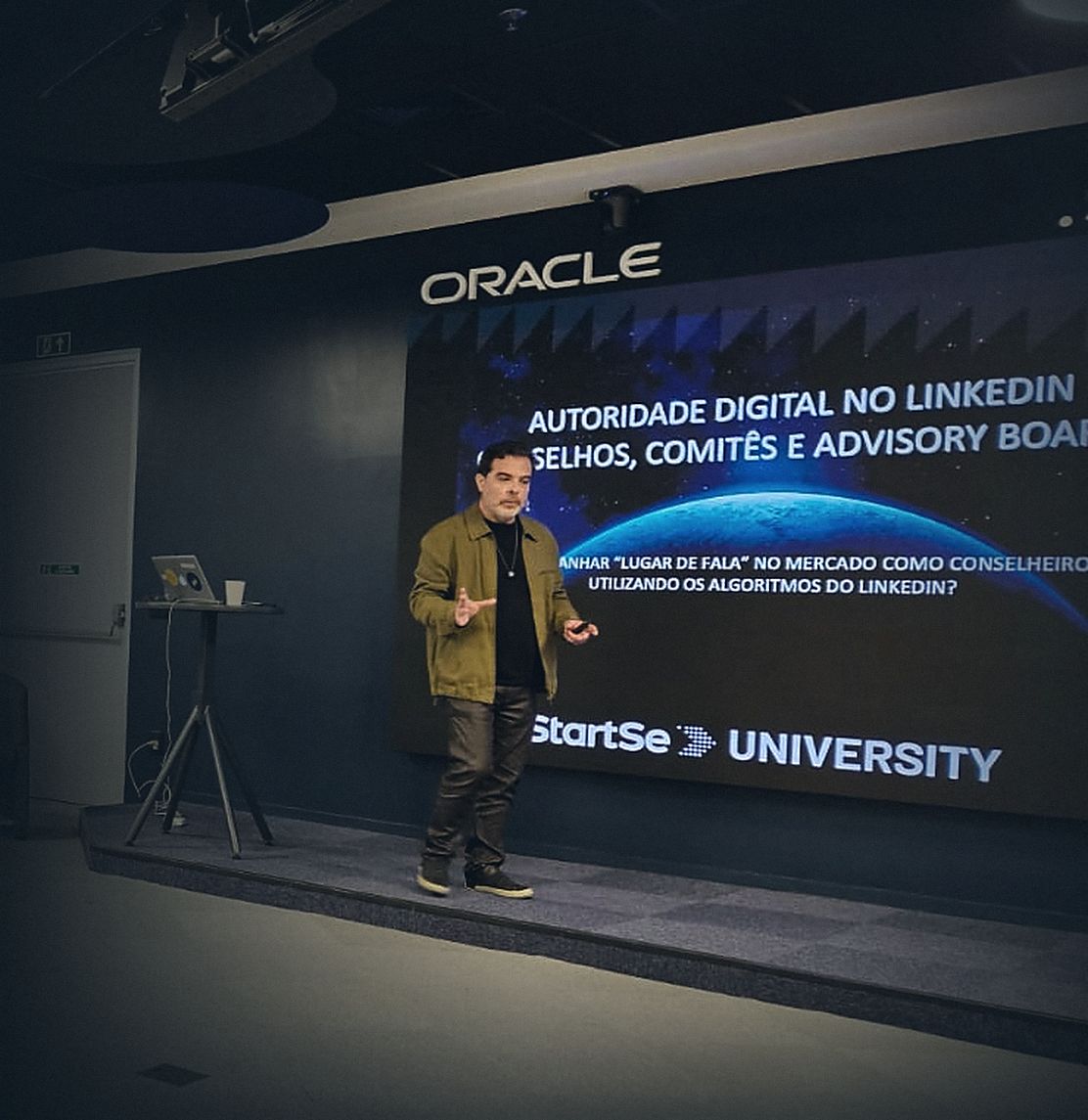 Prof Calixto apresentando autoridade digital no LinkedIn diante de um painel de LED